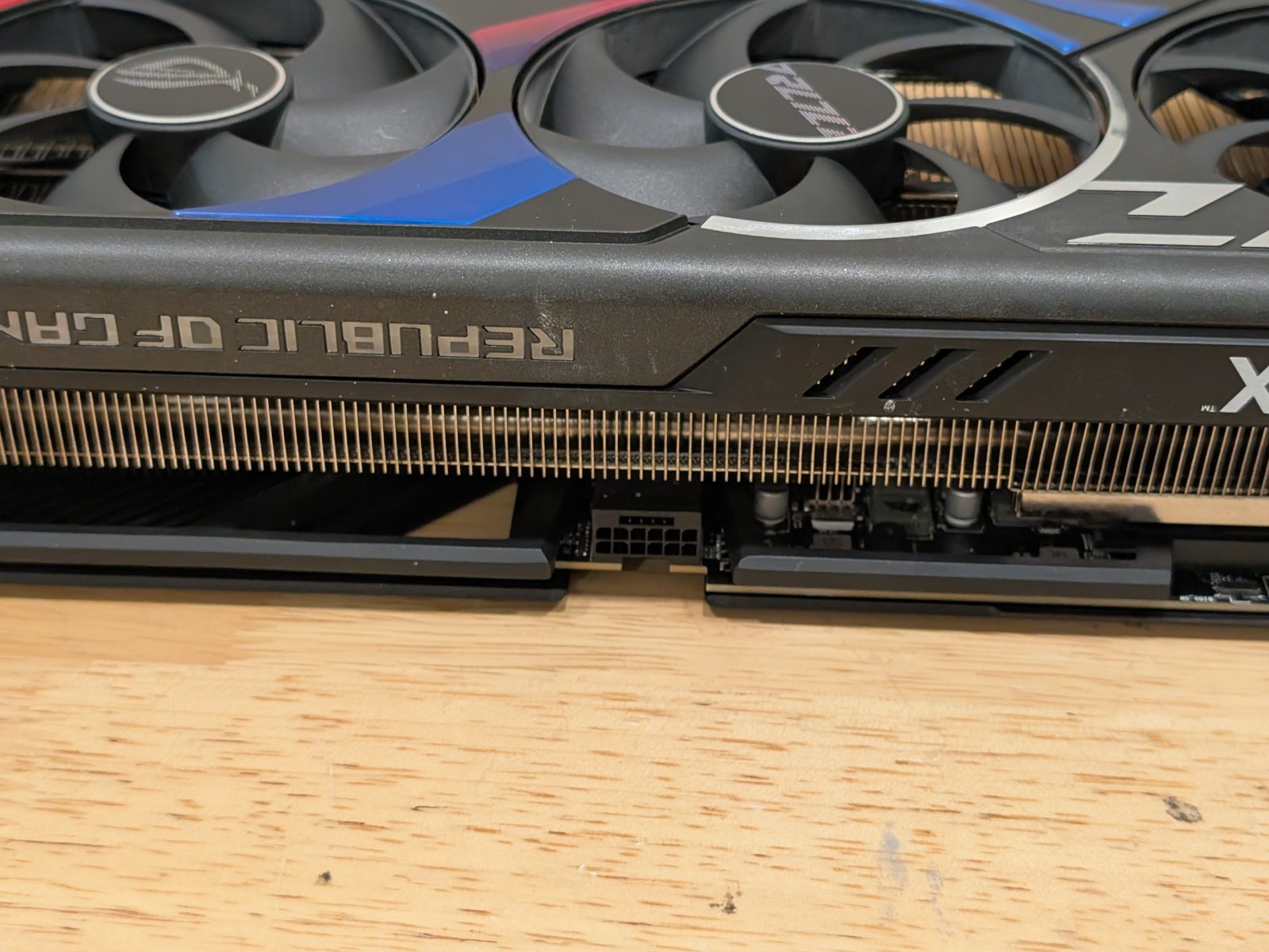 عرض BH: بطاقة الرسومات ASUS RO - مراجعة Rtx 4090 24Gb Gddr6X وسعره