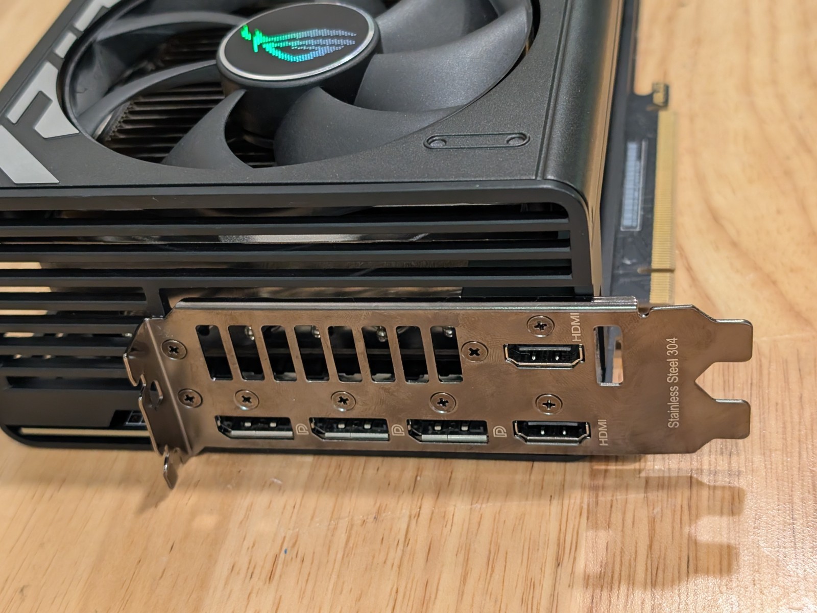 عرض BH: بطاقة الرسومات ASUS RO - مراجعة Rtx 4090 24Gb Gddr6X وسعره
